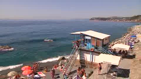 VESIMA, LA SPIAGGIA LIBERA PULITA DAL BARISTA