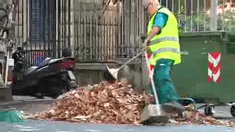 CADONO LE FOGLIE E I TOMBINI DI GENOVA SI INTASANO 