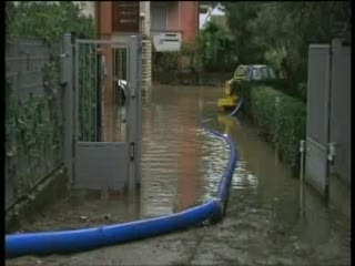 MALTEMPO, VOLONTARI ALL'OPERA A MARINELLA DI SARZANA 