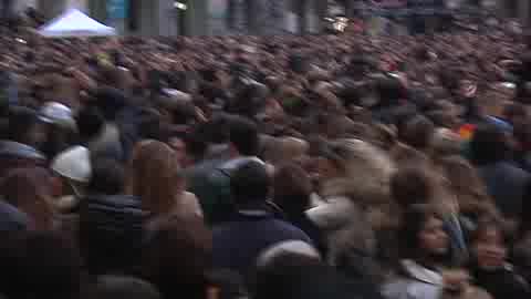 FOLLA AL FLASH MOB RAP IN PIAZZA DE FERRARI 