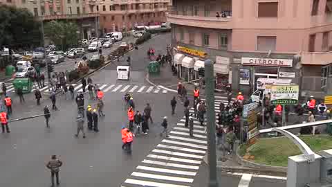 ILVA,SCENDE IN PIAZZA LA PAURA DEI LAVORATORI