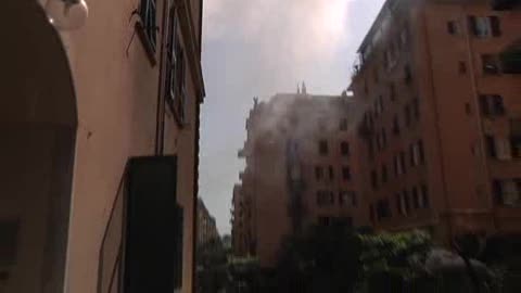 PAURA NEL CENTRO DI GENOVA, IN FIAMME UN NEGOZIO