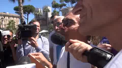 MANIFESTANTE DIFENDE BELRUSCONI: 