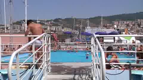 LA DOMENICA DEI GENOVESI, SI VA ANCHE IN PISCINA