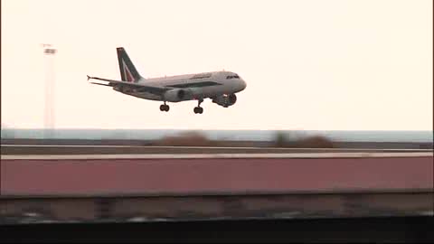 ENRICO LETTA A GENOVA, L'ARRIVO DELL'AEREO AL COLOMBO