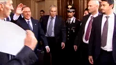 BERLUSCONI MOSTRA IL SIMBOLO DI FORZA ITALIA