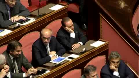 BERLUSCONI ARRIVA IN AULA DURANTE DISCORSO LETTA