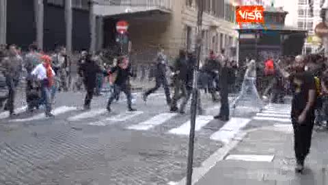 CAOS NO TAV A ROMA, L'ARRIVO DEI BLACK BLOCK