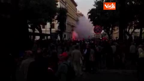 NO TAV, SCOPPIA UN INCENDIO DURANTE IL CORTEO