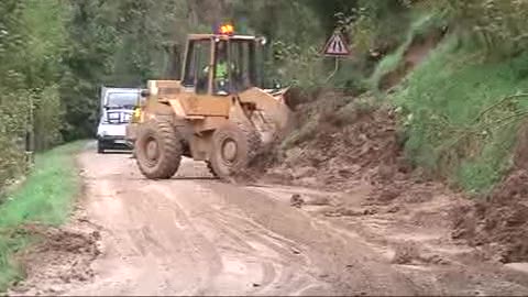 A ISOLA STRADE COPERTE DI FANGO E DETRITI