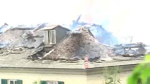 PALAZZINA A FUOCO, PANICO A GENOVA: 40 PERSONE SFOLLATE