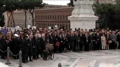 STRAGE NASSIRYA, MAURO PORTA CORONA SU ALTARE PATRIA