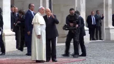 NAPOLITANO MOSTRA AL PAPA OROLOGIO QUIRINALE