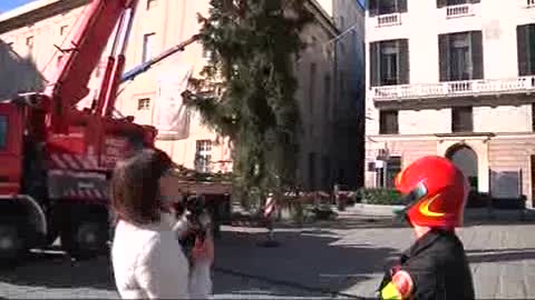 GENOVA, ALBERO DI NATALE ARRIVA IN PIAZZA DE FERRARI