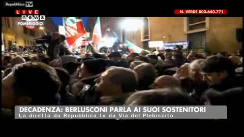 BERLUSCONI IN PIAZZA: 