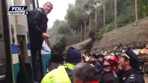 TRENO DERAGLIATO AD ANDORA, 2 FERITI: LE IMMAGINI