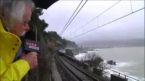 TRENO DERAGLIATO: 5 FERITI E IL PONENTE IN GINOCCHIO 