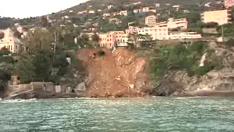 GENOVA, LA FRANA DI CAPOLUNGO VISTA DAL MARE