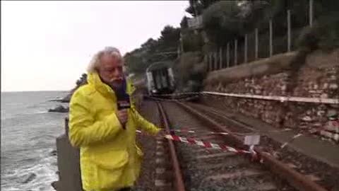 A POCHI METRI DAL TRENO DERAGLIATO,LA FRANA DI ANDORA