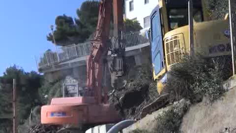 TRENO DERAGLIATO, COMPLETATA DEMOLIZIONE TERRAZZO