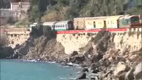 TRENO DERAGLIATO, L'ARRIVO DELLA NUOVA MOTRICE