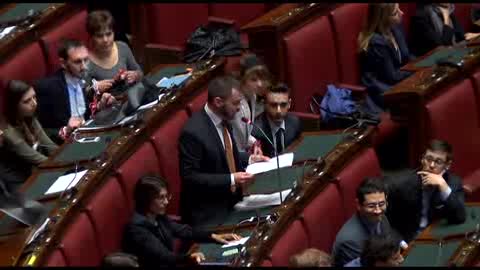 M5S: PROTESTA IN AULA CON CATENE: 