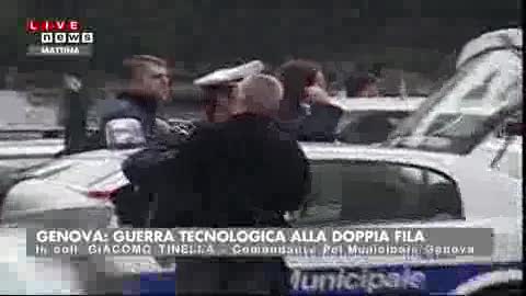 AUTO IN DOPPIA FILA, I VIGILI MULTANO CON LA TELECAMERA