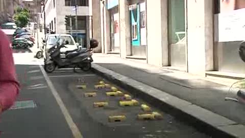 BOMBA A BALBI: TOLTI CASSONETTI DA CENTRO GENOVA