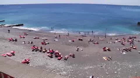 DOPO IL MALTEMPO, TUTTI AL MARE: PRIMO TUFFO PER I GENOVESI