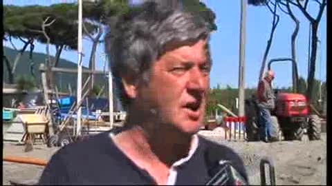 SPIAGGIA DI MARINELLA, BATTIGIA INVASA DALLA LEGNA