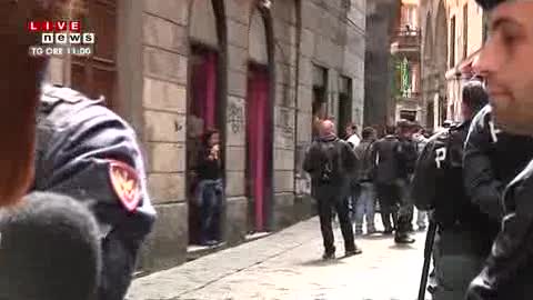 TENSIONE DURANTE LO SGOMBERO IN VIA DEI GIUSTINIANI