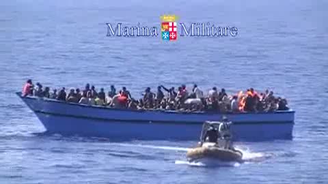 2500 MIGRANTI IN ARRIVO IN SICILIA, LE PRIME IMMAGINI DEI BARCONI 