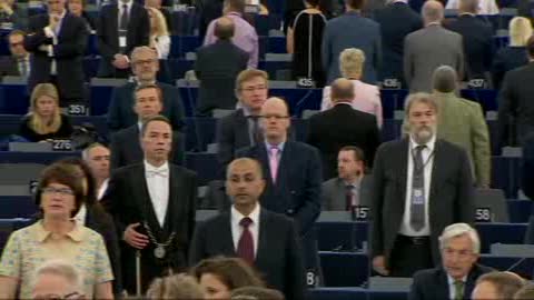 FARAGE E UKIP VOLTANO SPALLE DURANTE 