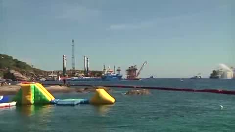 LE SIRENE DELL'ISOLA DEL GIGLIO SALUTANO LA CONCORDIA