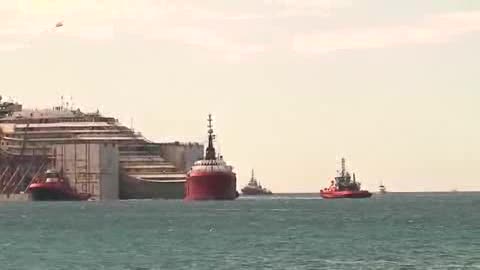 CONCORDIA, I BAGNANTI GUARDANO DALLA SPIAGGIA