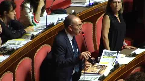 SENATO, I CINQUE STELLE LASCIANO ANCORA L'AULA