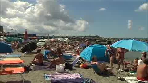 VACANZE CON LA CRISI, TUTTI IN SPIAGGIA LIBERA