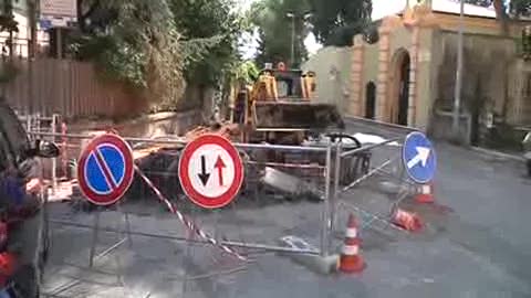 IL CANTIERE ETERNO AL CENTRO DI PIAZZA MERANI 