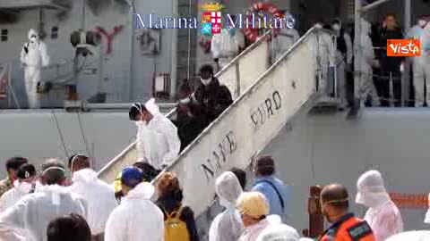 MARE NOSTRUM: SBARCO MIGRANTI A REGGIO CON UNA BAMBINA (IMMAGINI)