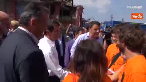 RENZI, SELFIE E BATTUTE CON GIOVANI DEMCRATICI A FESTA UNITA'