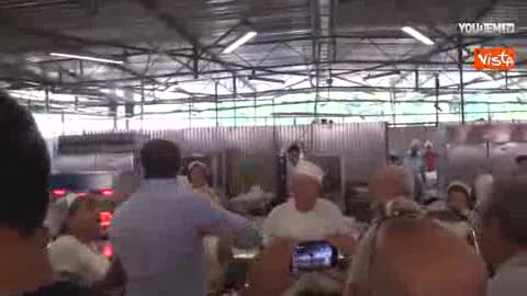 RENZI VA A MENSA, SCHERZA CON I CUOCHI IN CUCINA E PRANZA CON LEADER PSE