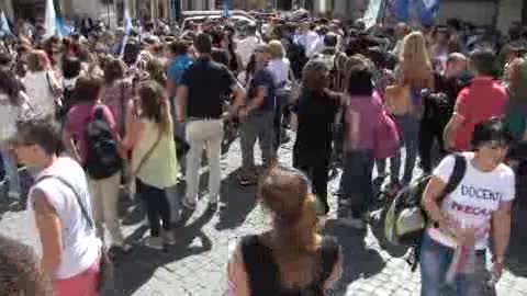 Manifestazione dei precari della scuola davanti a Montecitorio