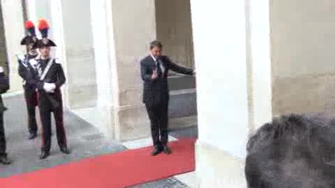 Renzi dimentica stretta di mano con premier tunisino e torna indietro per farla