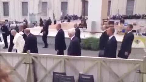 Papa Francesco intercetta al volo una palla da baseball