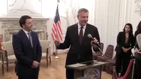 Gag tra Di Blasio e Renzi. Il premier: 