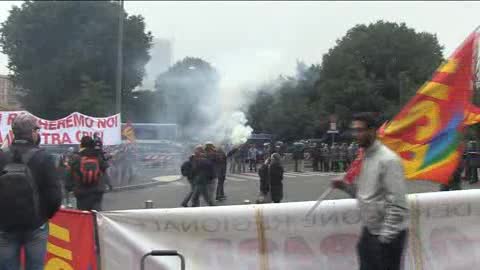 Manifestazione a Milano contro il vertice Ue