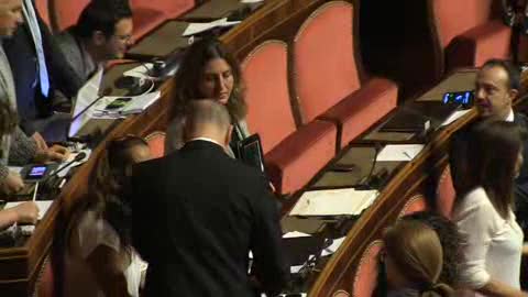 Grasso sospende la seduta, urla e scherno dal M5s