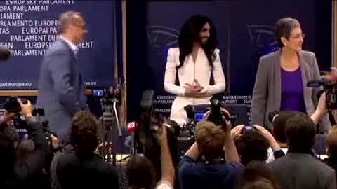Conchita Wurst canta al Parlamento Ue per diritti gay e lesbiche