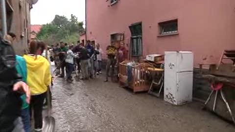 Alluvione, gli angeli del fango al lavoro sul ponte di Savignone