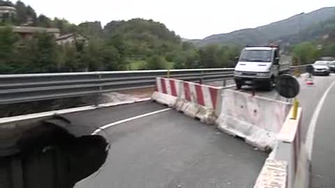 Alluvione, ecco la voragine sulla provinciale 226 a Savignone